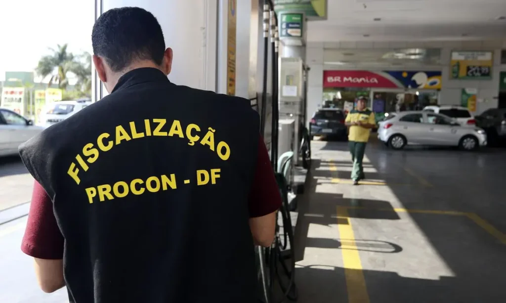 O Procon do Distrito Federal está notificando, os postos de combustíveis  do DF que estejam comercializando o litro da gasolina acima de R$ 4,22.