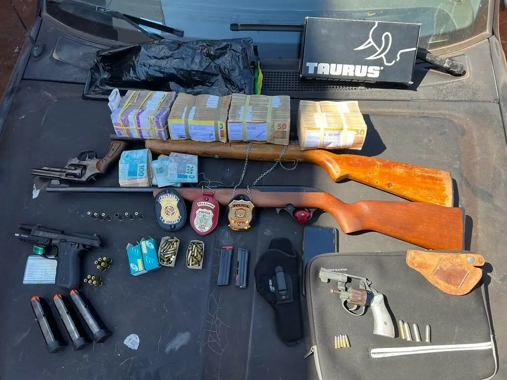 Na casa do agente, a polícia ampreendeu  uma arma de fogo sem registro dos órgãos competentes, além de outras quatro de grosso calibre | Foto: PCGO