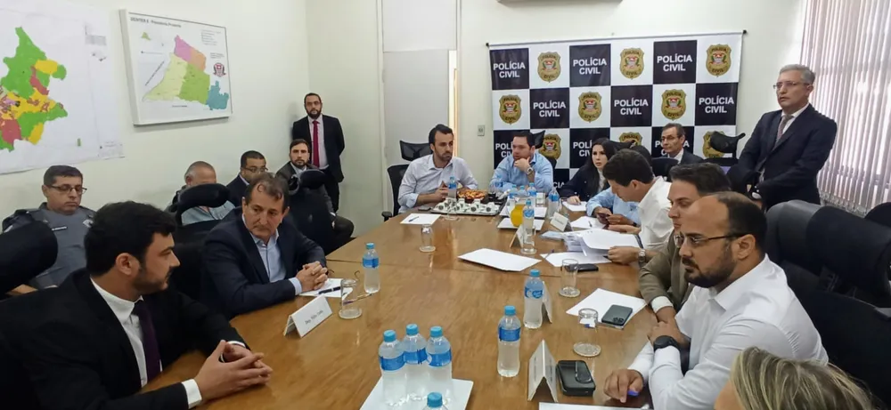 Parlamentares fazem diligências na área rural. | Foto: Alex Schneider