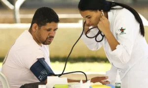 Brasília - Cidadãos fazem exames de pressão e glicemia durante mutirão de atendimento e de orientação jurídica para esclarecer dúvidas dos cidadãos que sofrem com a saúde pública ou com problemas nos planos de saúde (Marcelo Camargo/Agência Brasil)