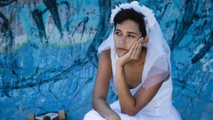 Videoclipe brinca com os signos e ícones amorosos e traz Gabriela vestida de noiva e andando de skate | Foto: Divulgação