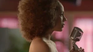 Sucesso como Sônia, a sofrida e densa personagem de ‘Amor Perfeito’, folhetim das 18h da TV Globo, na comédia ela brilha em ‘A Sogra Que Te Pariu’ da Netflix | Foto: Reprodução