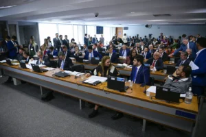Comissão Parlamentar Mista de Inquérito dos Atos de 8 de Janeiro de 2023 (CPMI - 8 de Janeiro) realiza reunião para apreciação de 285 requerimentos. Entre eles, pedidos de informações e relatórios à Agência Brasileira de Inteligência (Abin) e convocações como a do ex-ministro da Justiça e ex-secretário de Segurança Pública do DF, dos ex-ministros do Gabinete de Segurança Institucional (GSI), e do ex-ministro da Defesa. 

A CPMI é formada por 16 senadores e 16 deputados federais titulares, com igual número de suplentes de cada Casa e vai investigar a invasão e depredação das sedes dos Três Poderes em Brasília. 
 
Bancada:
senador Marcos do Val (Podemos-ES); 
senador Jorge Kajuru (PSB-GO); 
senador Izalci Lucas (PSDB-DF); 
senador Rogério Carvalho (PT-SE); 
deputada Jandira Feghali (PCdoB-RJ);
deputado Emanuel Pinheiro Neto (MDB-MT); 
deputado Pastor Henrique Vieira (PSOL-RJ).

Foto: Pedro França/Agência Senado