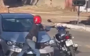 Revoltado com a colisão e machucado com a queda, o motociclista se irrita e acaba danificando o carro do outro condutor | Foto: Reprodução/ Vídeo