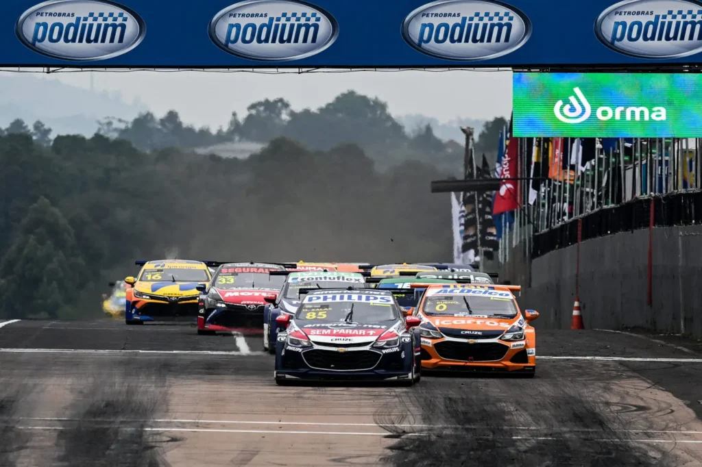 Com líderes separados por apenas dois pontos, categoria vai a uma das pistas mais velozes do Brasil (Foto: Duda Bairros / Stock Car)