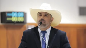 Entidades sindicais vão à Alego protocolar pedido de cassação de Amauri Ribeiro