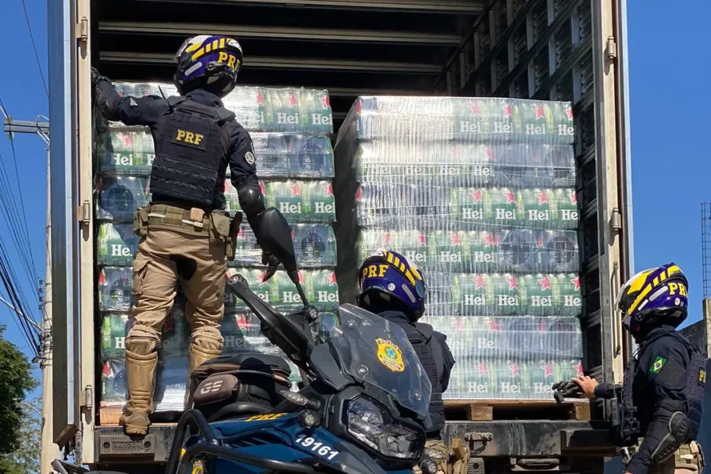 Carreta com carga de cerveja irregular é apreendida pela PRF, em Goiânia