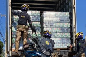 Carreta com carga de cerveja irregular é apreendida pela PRF, em Goiânia