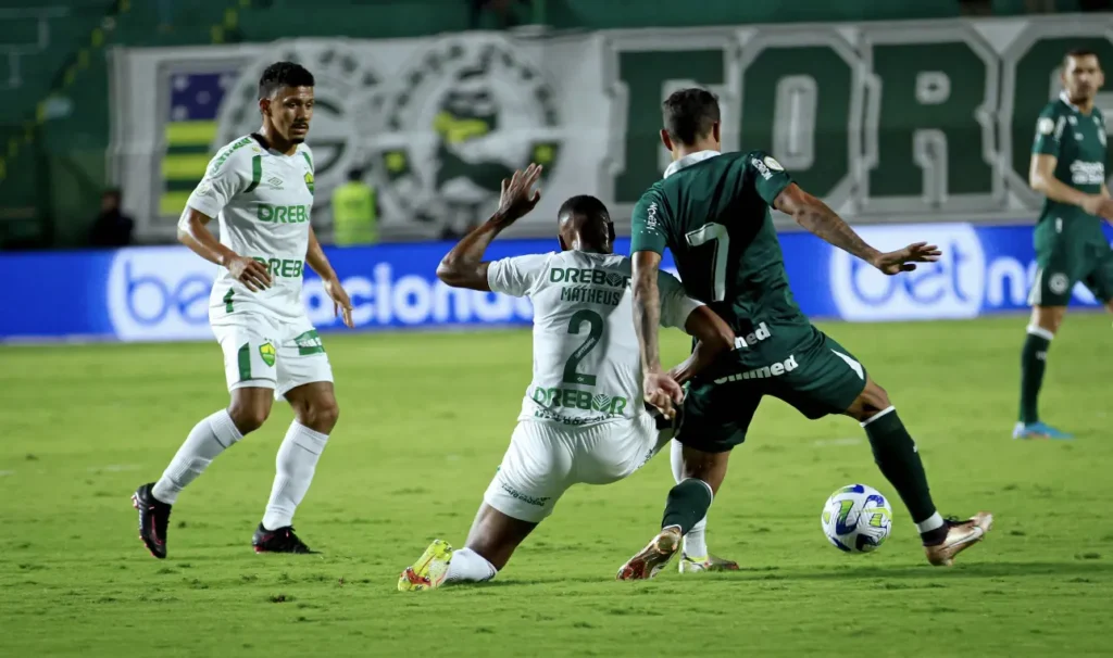 Sob o olhar do novo técnico Goiás encara o Fluminense (Foto: Rosiron Rodrigues/Goiás)