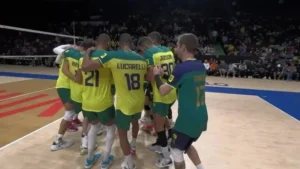 A seleção chegou a estar perdendo o primeiro set, mas se recuperou e se impos no jogo. (Foto: Globo Esporte)