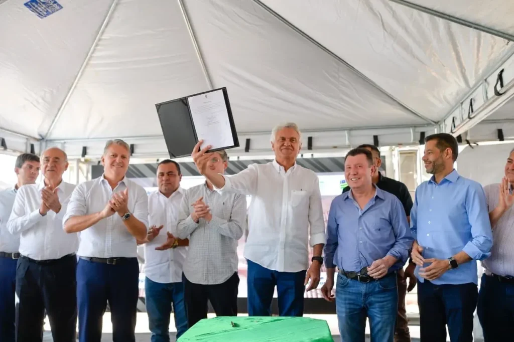 Governador Ronaldo Caiado durante assinatura da ordem de serviço que dá início às obras do Mercadão do Entorno de Águas Lindas de Goiás (Foto: Lucas Diener)