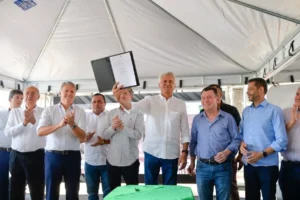 Governador Ronaldo Caiado durante assinatura da ordem de serviço que dá início às obras do Mercadão do Entorno de Águas Lindas de Goiás (Foto: Lucas Diener)