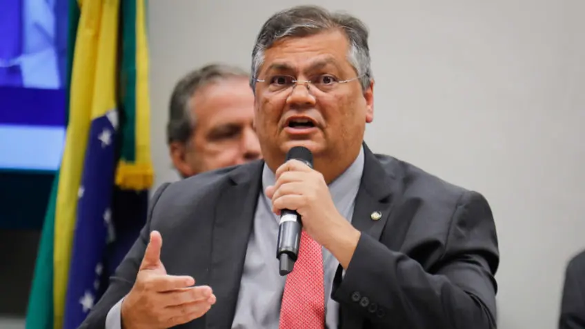 Audiência da Comissão de Segurança Pública da Câmara dos Deputados com o ministro da Justiça, Flávio Dino, tem confusão entre deputados e intervenção da polícia legislativa. Diante de uma discussão ríspida e generalizada, sessão foi encerrada. Ao longo da audiência, fala do ministro era interrompida por oposicionistas, repreendidos por deputados da base. A audiência na comissão de segurança da Câmara, que ouviu o ministro da Justiça, Flávio Dino, foi marcada por confusões entre deputados e até intervenção da polícia legislativa. Diante do clima de animosidade, o presidente da comissão declarou a sessão encerrada, e o ministro levantou-se e foi embora. | Sérgio Lima/Poder360 11.abril.2023