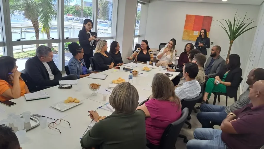 Secretária do Entorno do DF de Goiás (Sedfgo), Caroline Fleury, e secretária de Estado da Cultura (Secult), Yara Nunes, durante reunião nesta quinta-feira (22/06) com representantes de nove municípios do Entorno | Foto: Divulgação/Sedfgo