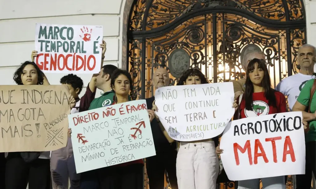 Rio de Janeiro (RJ), 23/06/2023 - Ambientalistas protestam contra mudanças na legislação ambiental aprovadas no Congresso Nacional e o PL do Marco Temporal, na Cinelândia. Foto: Fernando Frazão/Agência Brasil