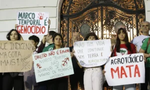 Rio de Janeiro (RJ), 23/06/2023 - Ambientalistas protestam contra mudanças na legislação ambiental aprovadas no Congresso Nacional e o PL do Marco Temporal, na Cinelândia. Foto: Fernando Frazão/Agência Brasil