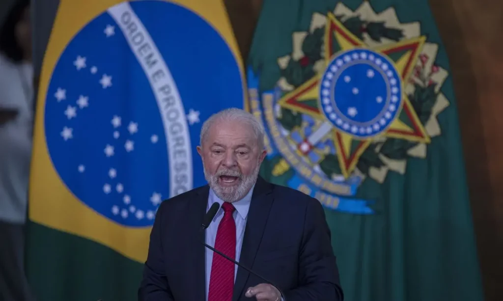 “Para que mais farmácias possam participar, e a gente chegar no momento de atender à totalidade de pessoas necessitadas no país”, diz Lula