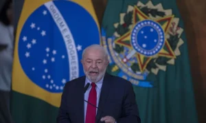 “Para que mais farmácias possam participar, e a gente chegar no momento de atender à totalidade de pessoas necessitadas no país”, diz Lula