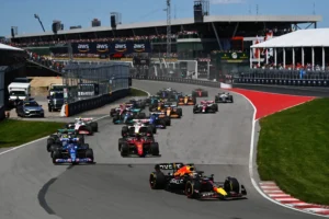 MONTREAL, QUEBEC - JUNE 19: Max Verstappen of the Netherlands driving the (1) Oracle Red Bull Racing RB18 leads the field at the start during the F1 Grand Prix of Canada at Circuit Gilles Villeneuve on June 19, 2022 in Montreal, Quebec. (Photo by Dan Mullan/Getty Images) // Getty Images / Red Bull Content Pool // SI202206190827 // Usage for editorial use only //