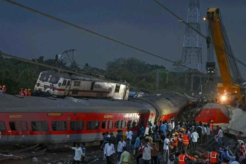 As autoridades do país informaram que o trem de passageiros bateu contra uma composição de cargas e em seguida atingiu outro trem de carga | Foto: Divulgação