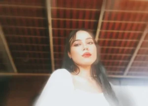 Vitória Pereira Caetano, de 22 anos, é conhecida como Oahsis e, começou a compôr suas próprias músicas em 2021. | Foto: Divulgação