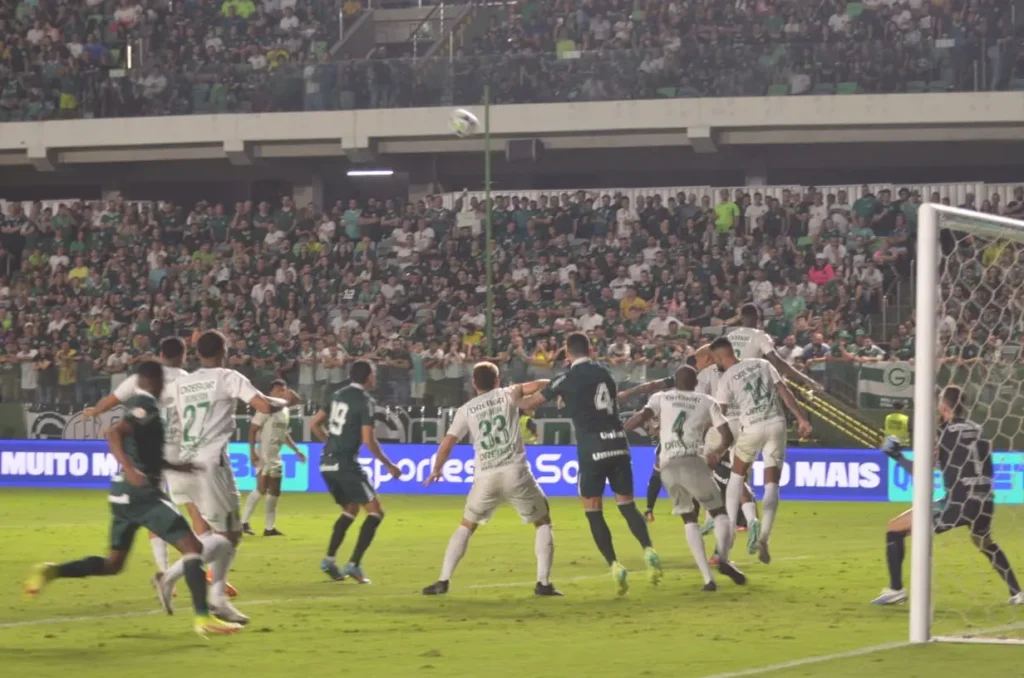 O Goiás perde mais uma no campeonato brasileiro e se complica na zona de rebaixamento, equipe  deixa o campo sob vaias (Foto: Afonso Cardoso)