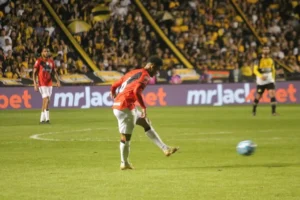 Presidente Adson Batista promete reforços para temporada (Foto: Celso da Luz / Criciúma E.C.)