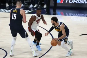 Os próximos dois confrontos será na casa do Miami Heat (Foto:Getty)