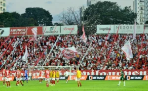 Diante da sua torcida Vila Nova não saiu do 0 a 0 contra o Guarani (Foto: Afonso Cardoso)