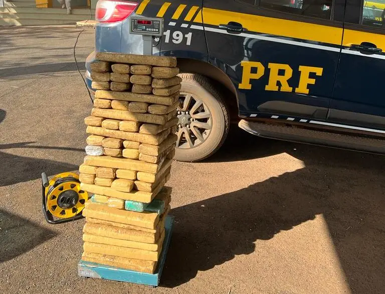 Quatro pessoas são presas com quase 100 kg de droga na BR-060, em Rio Verde
