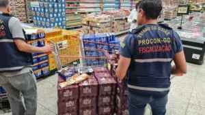 Procon apreende quase 900 latas de cerveja vencidas em supermercado de Goiânia