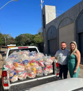 A entrega foi realizada pela assessora da presidência da Amma, Danielle Sene, durante uma visita ao padre Marcos Rogério. | Foto: Divulgação / AMMA