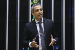 Gayer ficou mais próximo das pautas de educação após criticar uma professora de história que utilizava em sala de aula uma peça estampada | Foto: Divulgação