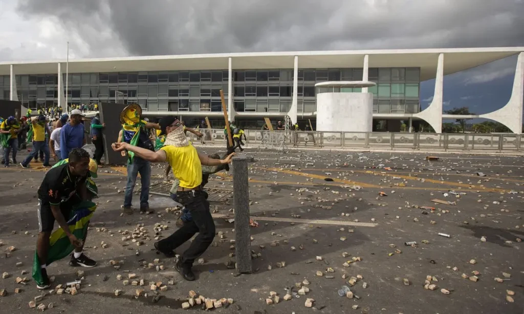 Manifestantes fazem ato contra governo no dia 8 de janeiro 2023