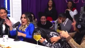 A mãe da ex-Fazenda estava acompanhada dela e das outras duas filhas, Dayanne e Daniele | Foto: Reprodução/Youtube
