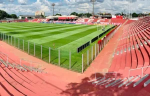 Segundo a proposta feita, o órgão municipal responsável pelo trânsito, em dias de jogos de futebol, poderá barrar o estacionamento de veículos no perímetro dos estádios. | Foto: Divulgação / Vila Nova