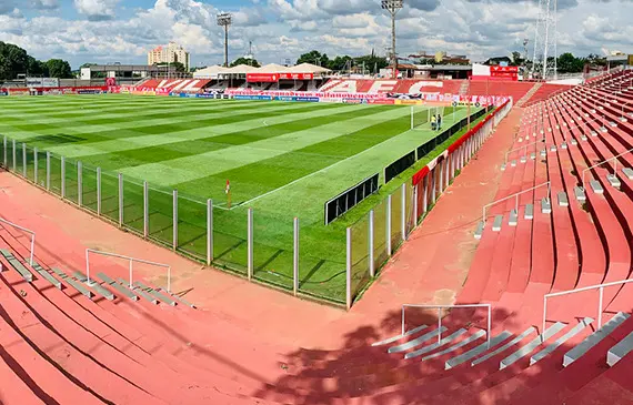 Segundo a proposta feita, o órgão municipal responsável pelo trânsito, em dias de jogos de futebol, poderá barrar o estacionamento de veículos no perímetro dos estádios. | Foto: Divulgação / Vila Nova