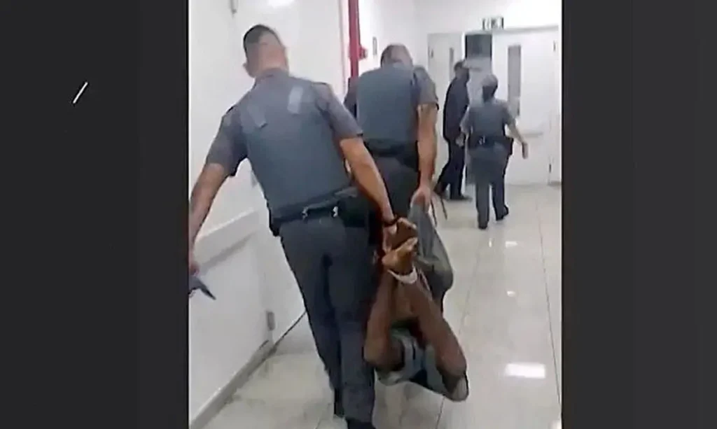 São Paulo (SP), 04/06/2023 -  Policiais militares amarraram um suspeito de furto pelas mãos e pelos pés e o arrastaram e carregaram como um animal. O caso ocorreu no dia 04/06, na Vila Mariana, em São Paulo. Foto: Reprodução TV