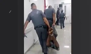 São Paulo (SP), 04/06/2023 -  Policiais militares amarraram um suspeito de furto pelas mãos e pelos pés e o arrastaram e carregaram como um animal. O caso ocorreu no dia 04/06, na Vila Mariana, em São Paulo. Foto: Reprodução TV