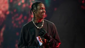 O rapper foi alertado para interromper a apresentação quando recebeu o sinal de que havia acontecido algo grave na plateia, mas mesmo assim, continuou o show | Foto: Reprodução/AP