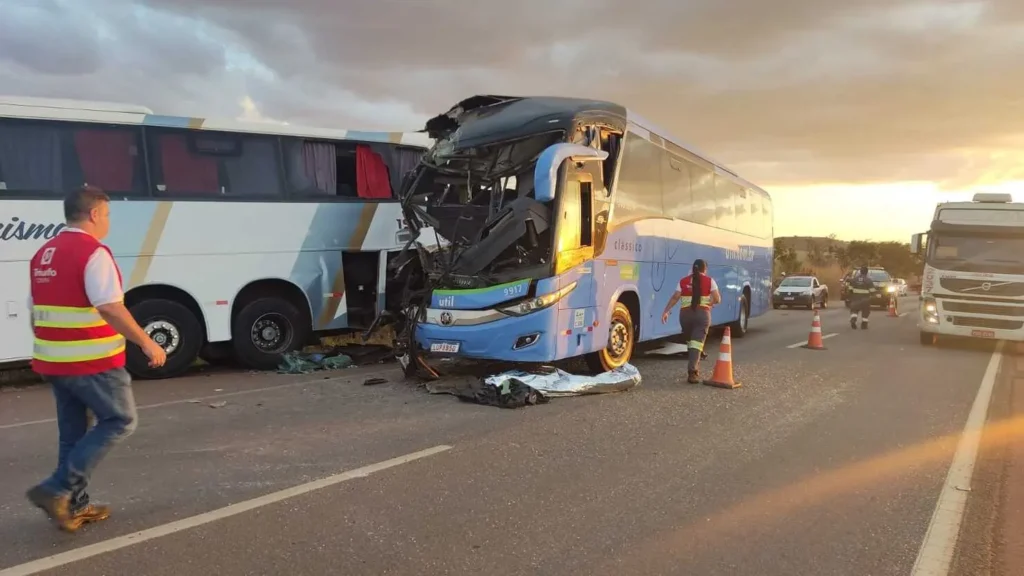 Acidente entre dois ônibus mata uma pessoa e deixa feridos na BR-060