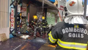 O procedimento correto é sempre chamar o Corpo de Bombeiros a qualquer sinal de incêndio | Foto: Divulgação/CBMGO