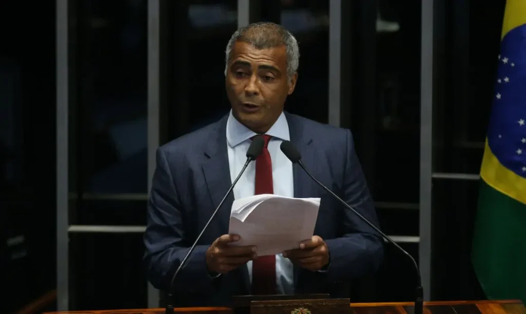 Brasília - Senador Romário durante sessão do impeachment no Senado, conduzida pelo presidente do STF, Ricardo Lewandowski (Fabio Rodrigues Pozzebom/Agência Brasil)