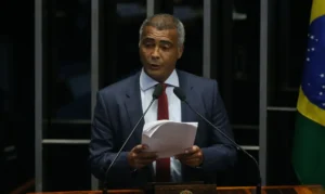 Brasília - Senador Romário durante sessão do impeachment no Senado, conduzida pelo presidente do STF, Ricardo Lewandowski (Fabio Rodrigues Pozzebom/Agência Brasil)