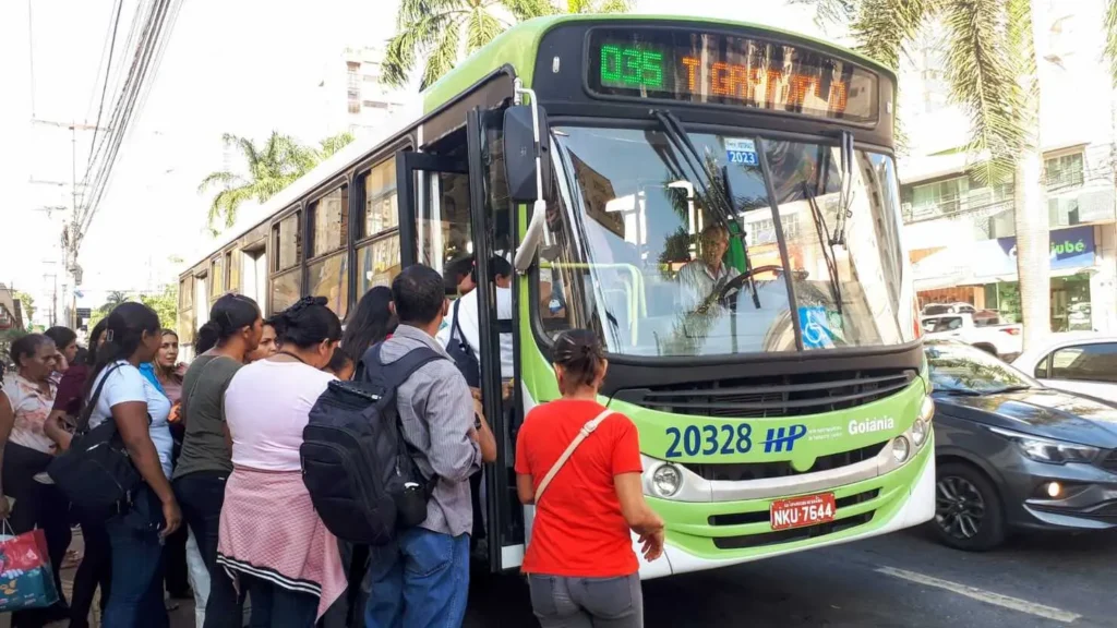 A demanda de pessoas que usam a linha supera e muito a oferta de veículos de transporte coletivo | Foto: Larissa Oliveira