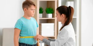 O principal tratamento é o acompanhamento com o pediatra, intervindo na alimentação da criança e da família | Foto: Reprodução/Internet
