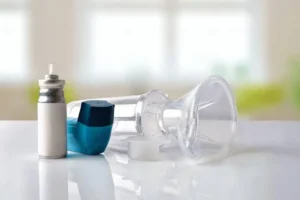 As medidas de etiqueta respiratória envolvem cobrir com o antebraço a boca e nariz ao tossir e espirrar, lavar constantemente as mãos e usar álcool em gel 70% | Foto: Reprodução/Freepik