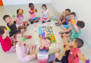 A proposta, que já alcançou 312 municípios brasileiros e um total de 1 milhão de alunos beneficiários, inspira práticas ambientais e de geração de renda. | Foto: Reprodução