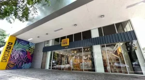 Os brechós se tornaram uma solução para inúmeras pessoas que buscam roupas baratas e de qualidade | Foto: Divulgação/Peça Rara Brechó