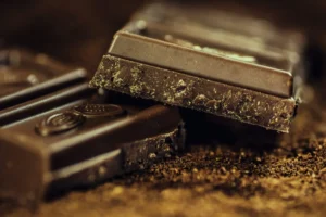 Existe hoje uma crescente do consumo das versões ditas mais saudáveis, meio amargo e amargo, com diferentes teores de cacau (50%, 60%, 70% e 80%) | Foto: Reprodução